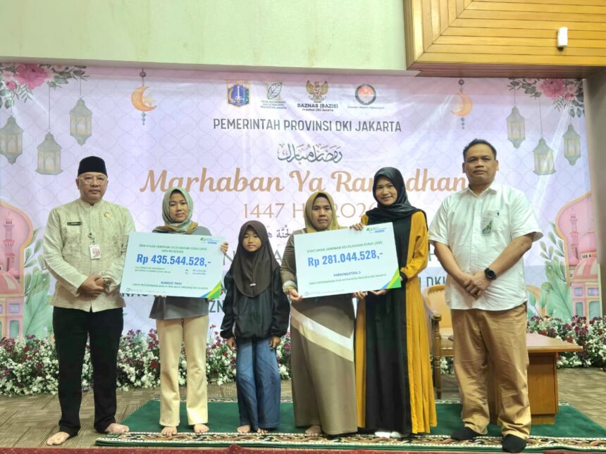 SIMBOLIS: Kadis Pertamanan dan Hutan Kota DKI Jakarta Fajar Sauri (kiri) dan Kakacab BPJS Ketenagakerjaan Plaza BPJamsostek Ramdani (kanan). Foto: BPJS Ketenagakerjaan