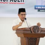 Menteri Dalam Negeri (Mendagri), Muhammad Tito Karnavian dalam acara Penyerahan Santunan Ahli Waris untuk Korban Bencana Hidrometeorologi dan Sosialisasi Penambahan TKD Tahun 2026 bagi Daerah Provinsi Aceh, Sumut, dan Sumbar secara hybrid dari Gedung MTQ Pidie Jaya, Aceh, Jumat (6/3/2026). Foto: Kementerian Dalam Negeri (Kemendagri)