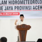 Ketua Satuan Tugas (Kasatgas) Percepatan Rehabilitasi dan Rekonstruksi Pascabencana Sumatera, Muhammad Tito Karnavian dalam kegiatan penyerahan bantuan, santunan ahli waris, bantuan korban luka, jaminan hidup, isi hunian, serta bantuan stimulan sosial ekonomi kepada korban bencana hidrometeorologi di Kabupaten Pidie Jaya, Provinsi Aceh, Jumat (6/3/2026). Foto: Satgas PRR Pascabencana