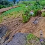 Tanah longsor menutup total Jalan Kali Ireng di Desa Ratamba, Pejawaran, Banjarnegara. Jalur utama penghubung Kecamatan Batur dan Pejawaran lumpuh, warga diminta tidak melintas karena tanah masih labil dan berpotensi longsor susulan. Foto: Tangkap layar TikTok @izallsquarpans
