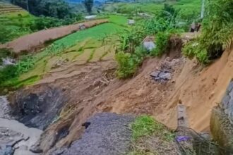 Tanah longsor menutup total Jalan Kali Ireng di Desa Ratamba, Pejawaran, Banjarnegara. Jalur utama penghubung Kecamatan Batur dan Pejawaran lumpuh, warga diminta tidak melintas karena tanah masih labil dan berpotensi longsor susulan. Foto: Tangkap layar TikTok @izallsquarpans