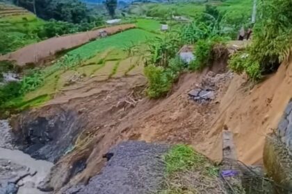 Tanah longsor menutup total Jalan Kali Ireng di Desa Ratamba, Pejawaran, Banjarnegara. Jalur utama penghubung Kecamatan Batur dan Pejawaran lumpuh, warga diminta tidak melintas karena tanah masih labil dan berpotensi longsor susulan. Foto: Tangkap layar TikTok @izallsquarpans