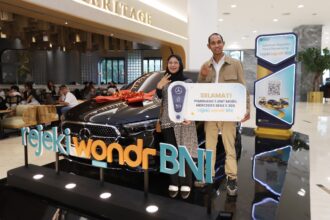 BNI kembali memberikan apresiasi kepada nasabah melalui program undian Rejeki wondr BNI Tahap II, dengan membagikan berbagai hadiah menarik mulai dari Mercedes-Benz E300, Chery J6, Honda HR-V, hingga ratusan smartphone dan laptop. Foto: Dok BNI