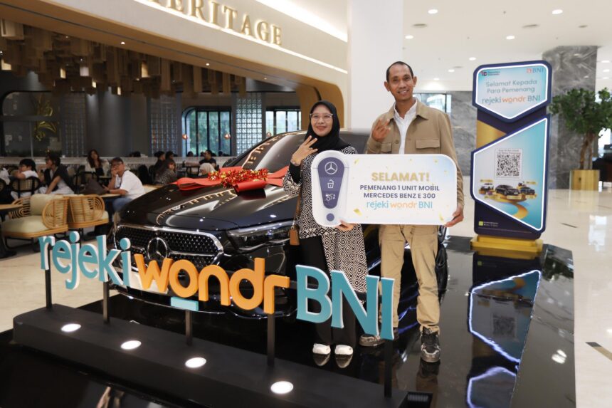 BNI kembali memberikan apresiasi kepada nasabah melalui program undian Rejeki wondr BNI Tahap II, dengan membagikan berbagai hadiah menarik mulai dari Mercedes-Benz E300, Chery J6, Honda HR-V, hingga ratusan smartphone dan laptop. Foto: Dok BNI