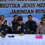 Kepala BNN RI, Komjen Pol Suyudi Ario Seto (mengenakan topi dan jaket biru) bersama jajaran saat pengungkapan kasus narkoba praktik laboratorium gelap (clandestine laboratory) narkotika di wilayah Gianyar, Bali, Sabtu (7/3/2026). Foto: Ist