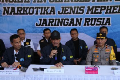 Kepala BNN RI, Komjen Pol Suyudi Ario Seto (mengenakan topi dan jaket biru) bersama jajaran saat pengungkapan kasus narkoba praktik laboratorium gelap (clandestine laboratory) narkotika di wilayah Gianyar, Bali, Sabtu (7/3/2026). Foto: Ist