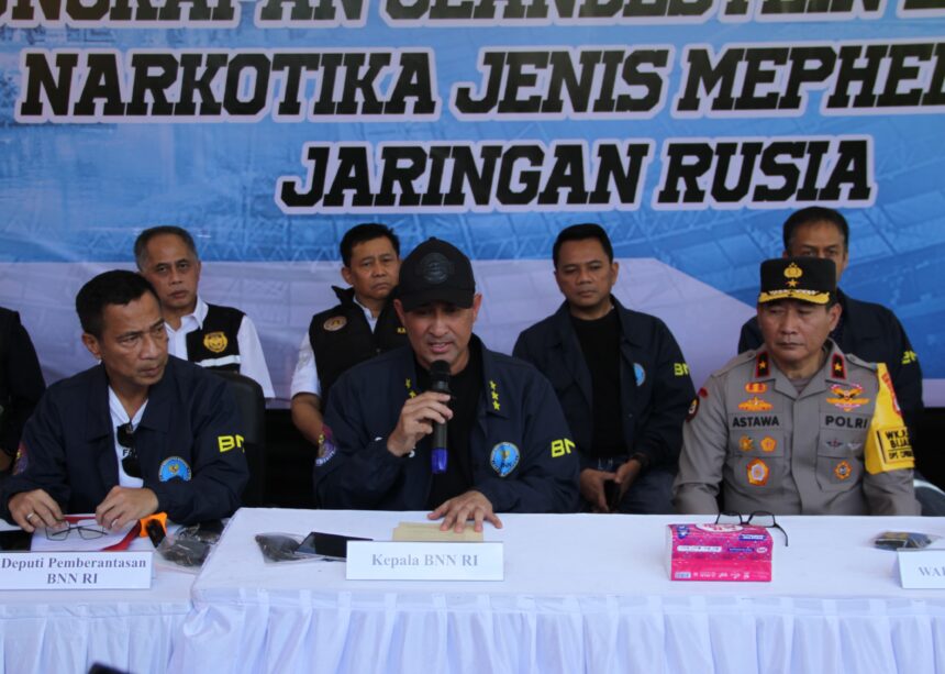 Kepala BNN RI, Komjen Pol Suyudi Ario Seto (mengenakan topi dan jaket biru) bersama jajaran saat pengungkapan kasus narkoba praktik laboratorium gelap (clandestine laboratory) narkotika di wilayah Gianyar, Bali, Sabtu (7/3/2026). Foto: Ist