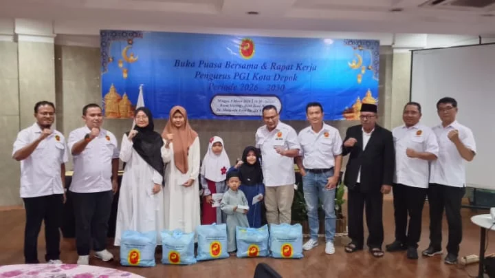 Ketua PGI Kota Depok, H. Hamzah, bersama atlet dan jajaran pengurus dalam Raker PGI Kota Depok Tahun 2026 yang digelar di Hotel Bumi Wiyata, Depok, pada Minggu (8/3/2026). Foto: Dok Sol / ipol.id