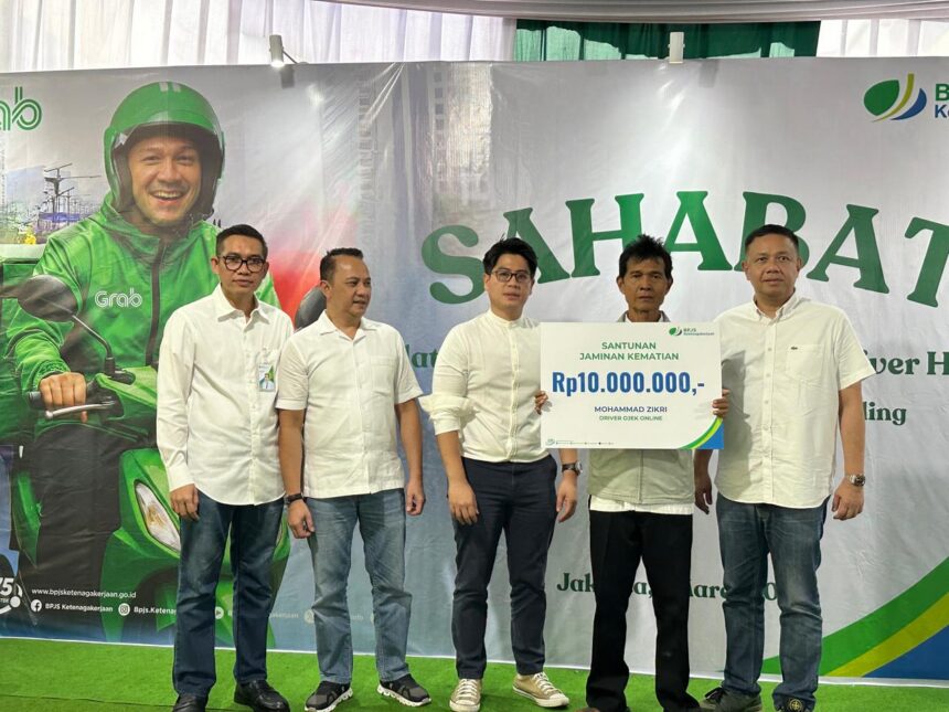 TESTIMONI: Penyerahan manfaat JKM di Kantor Cabang BPJS Ketenagakerjaan Jakarta Kelapa Gading. (foto BPJS Ketenagakerjaan)