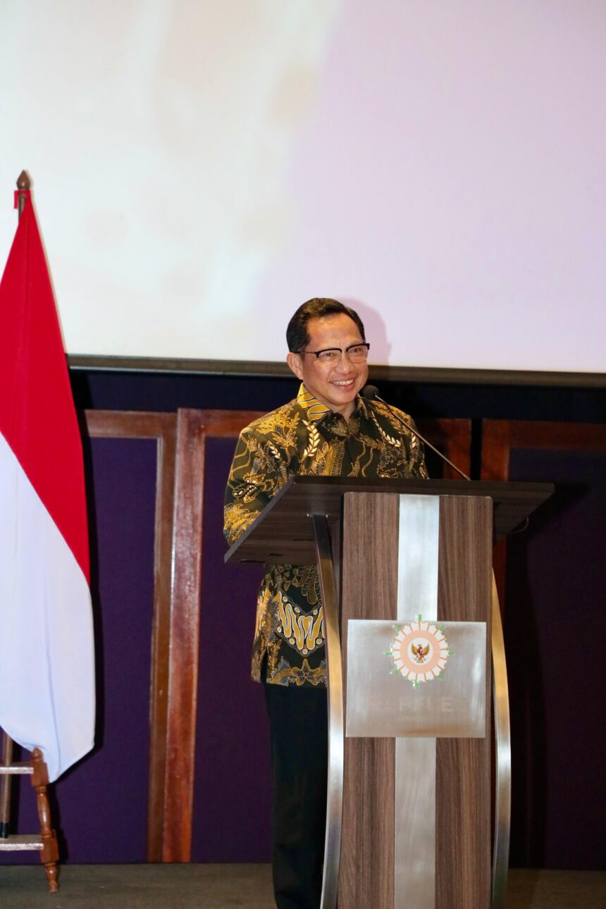 Menteri Dalam Negeri (Mendagri) Muhammad Tito Karnavian menginstruksikan seluruh kepala daerah dan wakil kepala daerah untuk tetap berada dan siaga di daerah masing-masing selama periode satu minggu sebelum hingga satu minggu setelah Hari Raya Idulfitri 1447 Hijriah