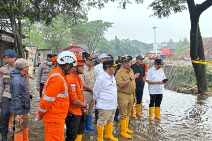 Gubernur DKI Jakarta, Pramono Anung saat meninjau TPST Bantargebang. Foto: Ist