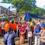 Longsor terjadi di Zona 4 TPA Bantargebang, Kota Bekasi, Minggu (8/3/2026) pukul 13.00 WIB menyebabkan material longsoran menimbun area sekitar. Tim gabungan melakukan evakuasi dan pencarian di lokasi rawan longsor susulan akibat cuaca hujan, Senin (9/3). Foto: Ist