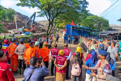Longsor terjadi di Zona 4 TPA Bantargebang, Kota Bekasi, Minggu (8/3/2026) pukul 13.00 WIB menyebabkan material longsoran menimbun area sekitar. Tim gabungan melakukan evakuasi dan pencarian di lokasi rawan longsor susulan akibat cuaca hujan, Senin (9/3). Foto: Ist