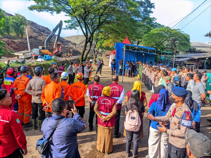 Longsor terjadi di Zona 4 TPA Bantargebang, Kota Bekasi, Minggu (8/3/2026) pukul 13.00 WIB menyebabkan material longsoran menimbun area sekitar. Tim gabungan melakukan evakuasi dan pencarian di lokasi rawan longsor susulan akibat cuaca hujan, Senin (9/3). Foto: Ist