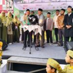 Acara RF 21 IWM Graha Raya secara simbolis dibuka dengan pemukulan beduk oleh Camat Serpong Utara, Dahlan, S.Sos.