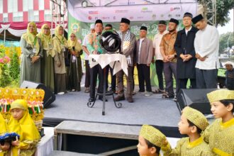 Acara RF 21 IWM Graha Raya secara simbolis dibuka dengan pemukulan beduk oleh Camat Serpong Utara, Dahlan, S.Sos.