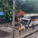 Dinas Perhubungan melakukan ramp check bus Antar Kota Antar Provinsi (AKAP) untuk memastikan keselamatan penumpang saat mudik Lebaran di Terminal Kampung Rambutan, Kecamatan Ciracas, Jakarta Timur, Senin (9/3/2026). Foto: Dok/ipol.id