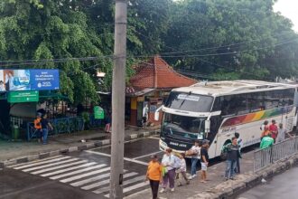 Dinas Perhubungan melakukan ramp check bus Antar Kota Antar Provinsi (AKAP) untuk memastikan keselamatan penumpang saat mudik Lebaran di Terminal Kampung Rambutan, Kecamatan Ciracas, Jakarta Timur, Senin (9/3/2026). Foto: Dok/ipol.id