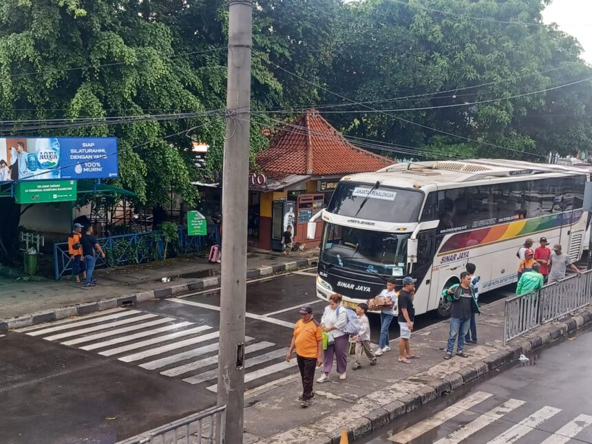 Dinas Perhubungan melakukan ramp check bus Antar Kota Antar Provinsi (AKAP) untuk memastikan keselamatan penumpang saat mudik Lebaran di Terminal Kampung Rambutan, Kecamatan Ciracas, Jakarta Timur, Senin (9/3/2026). Foto: Dok/ipol.id