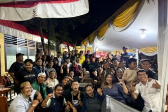 Suasana para awak media online, televisi dan radio saat berbuka puasa bersama dengan anak-anak yatim piatu di Pos Polisi Pondok Kopi, Duren Sawit, Jakarta Timur, Senin (9/3/2026) petang. Foto: Joesvicar Iqbal/ipol.id