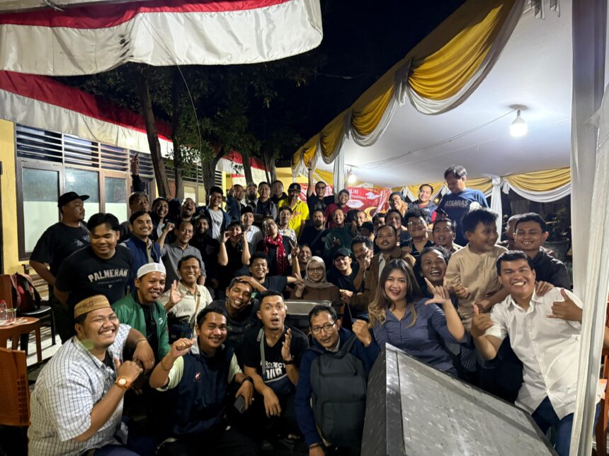 Suasana para awak media online, televisi dan radio saat berbuka puasa bersama dengan anak-anak yatim piatu di Pos Polisi Pondok Kopi, Duren Sawit, Jakarta Timur, Senin (9/3/2026) petang. Foto: Joesvicar Iqbal/ipol.id