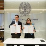 Kepala Bappeda Provinsi DKI Jakarta, Atika Nur Rahmania, dan Founding Rector Georgetown SFS Asia Pacific sekaligus Ketua Pengurus Yayasan Georgetown Asia Pacific, Prof Yuhki Tajima, saat penandatanganan perjanjian kerja sama di Jakarta, Senin (9/3/2026). Foto: Ist