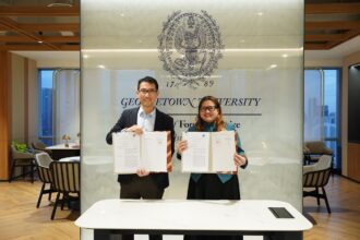 Kepala Bappeda Provinsi DKI Jakarta, Atika Nur Rahmania, dan Founding Rector Georgetown SFS Asia Pacific sekaligus Ketua Pengurus Yayasan Georgetown Asia Pacific, Prof Yuhki Tajima, saat penandatanganan perjanjian kerja sama di Jakarta, Senin (9/3/2026). Foto: Ist
