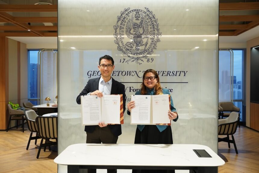 Kepala Bappeda Provinsi DKI Jakarta, Atika Nur Rahmania, dan Founding Rector Georgetown SFS Asia Pacific sekaligus Ketua Pengurus Yayasan Georgetown Asia Pacific, Prof Yuhki Tajima, saat penandatanganan perjanjian kerja sama di Jakarta, Senin (9/3/2026). Foto: Ist