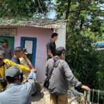 Anggota Fraksi Demokrat DPRD DKI Jakarta, Andika saat meninjau lokasi longsor.(foto sofian/ipol.id)