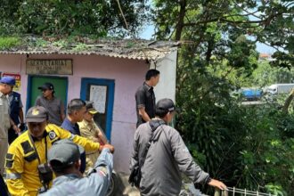 Anggota Fraksi Demokrat DPRD DKI Jakarta, Andika saat meninjau lokasi longsor.(foto sofian/ipol.id)