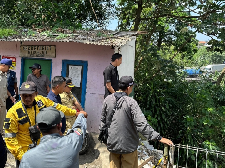 Anggota Fraksi Demokrat DPRD DKI Jakarta, Andika saat meninjau lokasi longsor.(foto sofian/ipol.id)