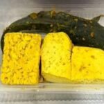 Menu Program Makan Bergizi Gratis (MBG) berupa lele, tahu, dan tempe yang didistribusikan kepada siswa di salah satu sekolah di Pamekasan, Jawa Timur. Badan Gizi Nasional (BGN) menyatakan paket makanan yang disiapkan sebenarnya terdiri dari beberapa menu bergizi, namun video yang beredar di media sosial hanya menampilkan sebagian isi paket. Foto: TikTok @rian_971