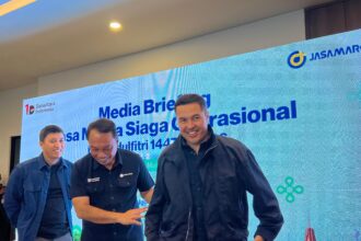 Caption Foto : Direktur Utama JSMR, Rivan A. Purwantono (tengah) di kantor PT Jasa Marga (Persero) Tbk Jati Asih.