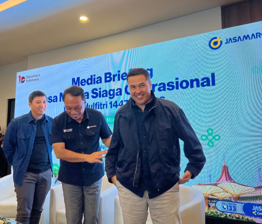 Caption Foto : Direktur Utama JSMR, Rivan A. Purwantono (tengah) di kantor PT Jasa Marga (Persero) Tbk Jati Asih.