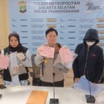 Kapolsek Pesanggrahan, Kompol Seala Syah Alam, didampingi Kasi Humas Polres Metro Jakarta Selatan, AKBP Murodih dan Kanit Reskrim serta K isteri korban BAS saat konfrensi pers pengungkapan kasus penemuan mayat diduga bunuh diri di Mapolsek Pesanggrahan, Jakarta Selatan, Selasa (10/3/2026). Foto: Joesvicar Iqbal/ipol.id