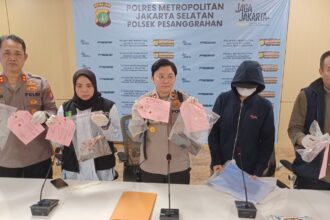 Kapolsek Pesanggrahan, Kompol Seala Syah Alam, didampingi Kasi Humas Polres Metro Jakarta Selatan, AKBP Murodih dan Kanit Reskrim serta K isteri korban BAS saat konfrensi pers pengungkapan kasus penemuan mayat diduga bunuh diri di Mapolsek Pesanggrahan, Jakarta Selatan, Selasa (10/3/2026). Foto: Joesvicar Iqbal/ipol.id