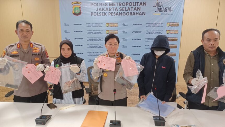 Kapolsek Pesanggrahan, Kompol Seala Syah Alam, didampingi Kasi Humas Polres Metro Jakarta Selatan, AKBP Murodih dan Kanit Reskrim serta K isteri korban BAS saat konfrensi pers pengungkapan kasus penemuan mayat diduga bunuh diri di Mapolsek Pesanggrahan, Jakarta Selatan, Selasa (10/3/2026). Foto: Joesvicar Iqbal/ipol.id