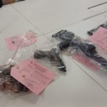 Polsek Pesanggrahan dan Polres Metro Jakarta Selatan (Jaksel) mengamankan barang bukti senjata api, peluru dan tiga airsoft gun, pada Selasa (10/3/2026). Foto: Joesvicar Iqbal/dok/ipol.id