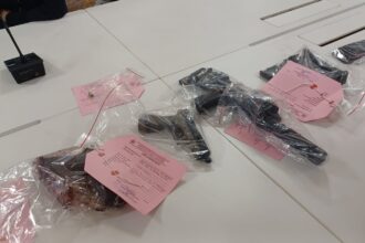 Polsek Pesanggrahan dan Polres Metro Jakarta Selatan (Jaksel) mengamankan barang bukti senjata api, peluru dan tiga airsoft gun, pada Selasa (10/3/2026). Foto: Joesvicar Iqbal/dok/ipol.id