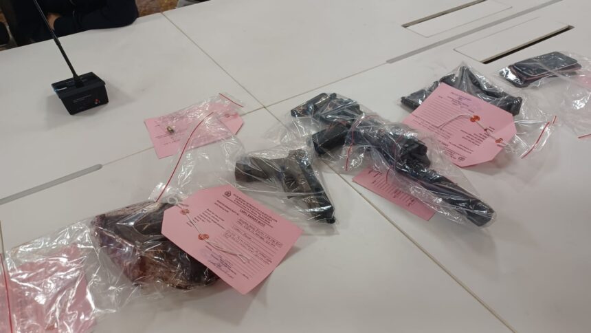 Polsek Pesanggrahan dan Polres Metro Jakarta Selatan (Jaksel) mengamankan barang bukti senjata api, peluru dan tiga airsoft gun, pada Selasa (10/3/2026). Foto: Joesvicar Iqbal/dok/ipol.id