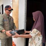 Kepala BNPB Letjen TNI Suharyanto (kemeja hijau dengan rompi cokelat) saat menyapa dan memberikan bantuan kepada warga Agusen yang tinggal di hunian sementara (huntara) di Kecamatan Blangkejeren, Kabupaten Gayo Lues, Provinsi Aceh, Rabu (11/3/2026). Foto: Ist