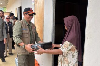 Kepala BNPB Letjen TNI Suharyanto (kemeja hijau dengan rompi cokelat) saat menyapa dan memberikan bantuan kepada warga Agusen yang tinggal di hunian sementara (huntara) di Kecamatan Blangkejeren, Kabupaten Gayo Lues, Provinsi Aceh, Rabu (11/3/2026). Foto: Ist