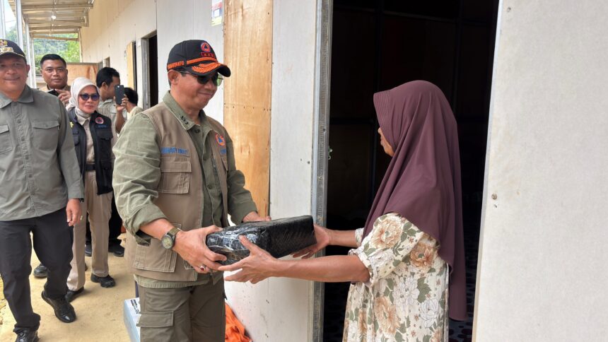 Kepala BNPB Letjen TNI Suharyanto (kemeja hijau dengan rompi cokelat) saat menyapa dan memberikan bantuan kepada warga Agusen yang tinggal di hunian sementara (huntara) di Kecamatan Blangkejeren, Kabupaten Gayo Lues, Provinsi Aceh, Rabu (11/3/2026). Foto: Ist
