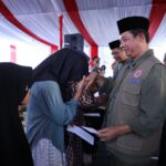 Kepala BNPB Suharyanto, saat menyerahkan santunan kepada anak-anak yatim piatu dan bantuan secara simbolis kepada warga di Desa Rigeb, Kecamatan Dabun Gelang, Kabupaten Gayo Lues, Aceh, pada Rabu (11/3/2026). Foto: Ist