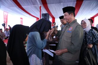 Kepala BNPB Suharyanto, saat menyerahkan santunan kepada anak-anak yatim piatu dan bantuan secara simbolis kepada warga di Desa Rigeb, Kecamatan Dabun Gelang, Kabupaten Gayo Lues, Aceh, pada Rabu (11/3/2026). Foto: Ist