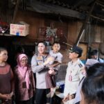 Kapolres Metro Jakarta Timur, Kombes Pol Alfian Nurrizal, bersama Wakapolres AKBP Achmad Akbar, mengunjungi lokasi tempat tinggal anak bernama Fikri, 4, yang viral di media sosial saat memungut botol bekas di kawasan Jl Rawa Sumur, Area Kawasan Industri Pulogadung, Kelurahan Jatinegara, Kecamatan Cakung, Kamis (12/3/2026). Foto: Ist