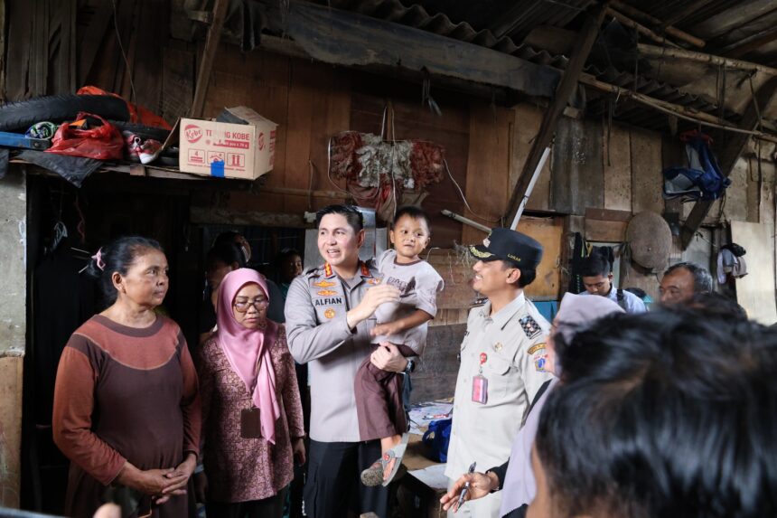 Kapolres Metro Jakarta Timur, Kombes Pol Alfian Nurrizal, bersama Wakapolres AKBP Achmad Akbar, mengunjungi lokasi tempat tinggal anak bernama Fikri, 4, yang viral di media sosial saat memungut botol bekas di kawasan Jl Rawa Sumur, Area Kawasan Industri Pulogadung, Kelurahan Jatinegara, Kecamatan Cakung, Kamis (12/3/2026). Foto: Ist