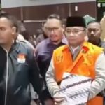 Eks Menag Yaqut Cholil Qoumas resmi ditahan KPK. Foto: Live streaming YT @kp