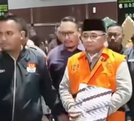 Eks Menag Yaqut Cholil Qoumas resmi ditahan KPK. Foto: Live streaming YT @kp