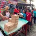 Suasana di warteg sederhana di pinggir Jalan Pondok Rangon, Jakarta Timur, menjelang waktu berbuka puasa, puluhan orang antre tertib di depan Warung Koto Paris milik Pak Mardison, Jumat (13/3/2026). Foto: Ist